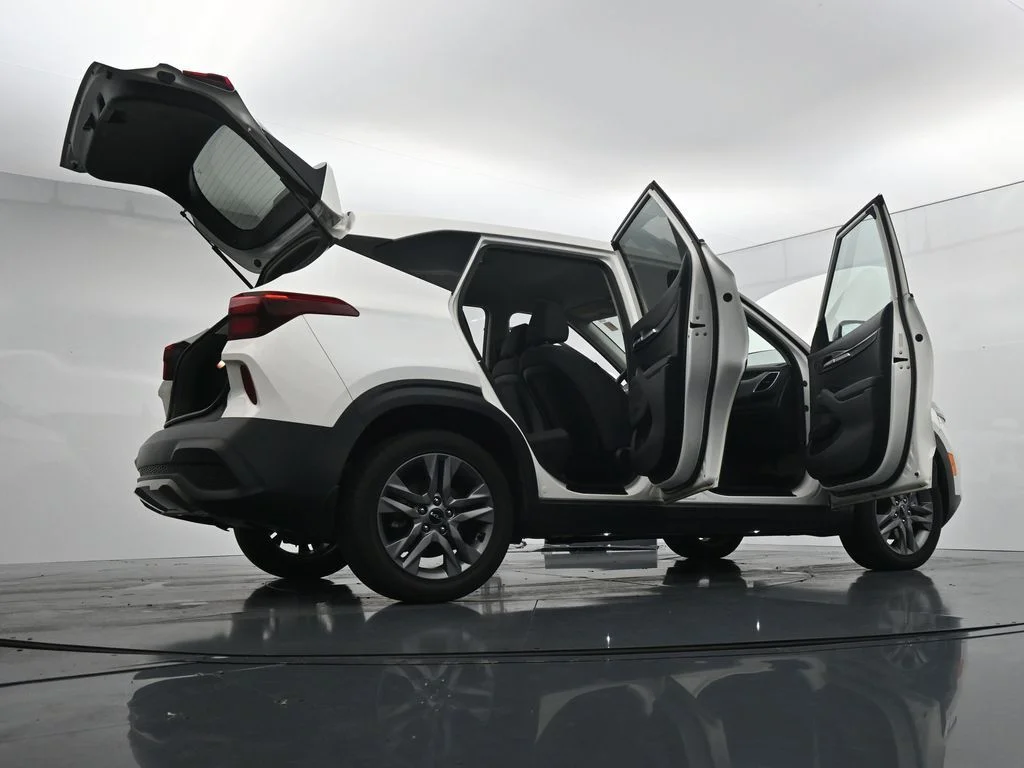 Used 2022 White Kia LX image 40