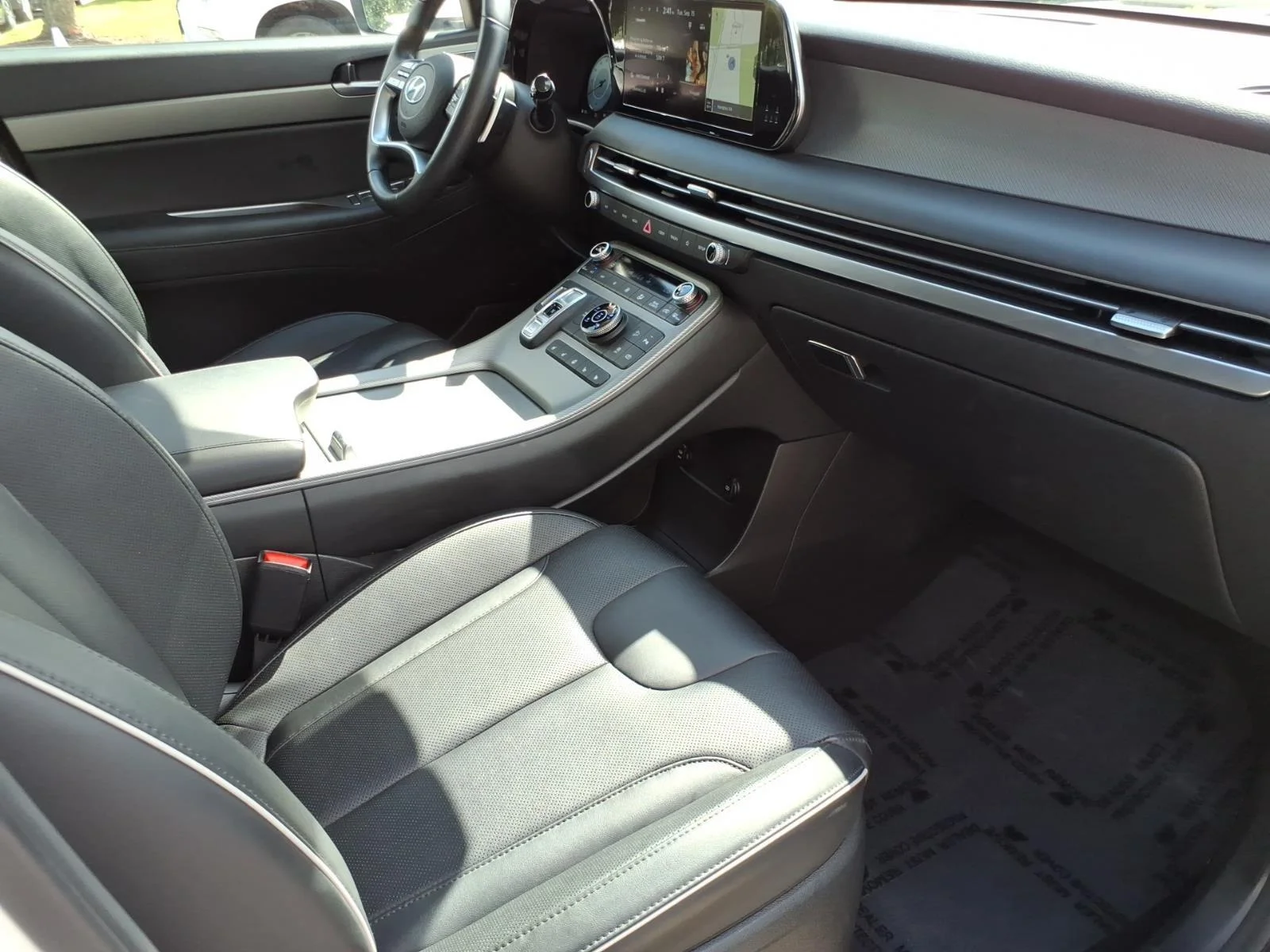 Used 2024 Hyper White Hyundai SEL 7P image 26