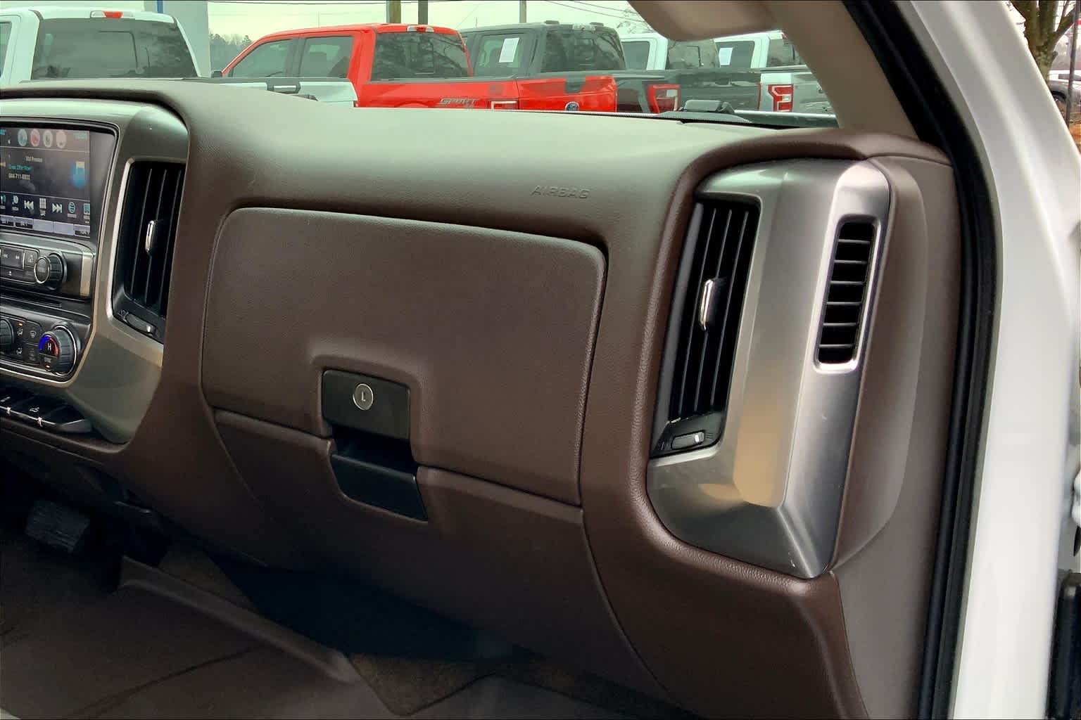 Used 2016 Iridescent Pearl Tricoat Chevrolet LT image 19