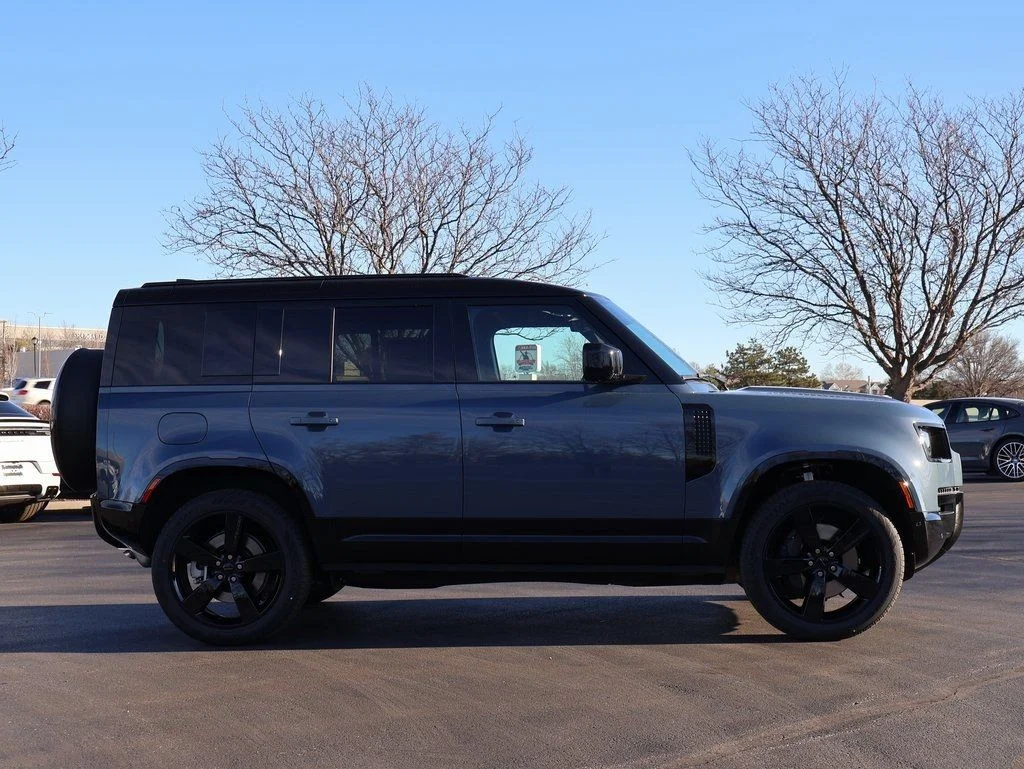 New 2026 Tasman Blue Metallic Land Rover X-Dynamic SE image 4