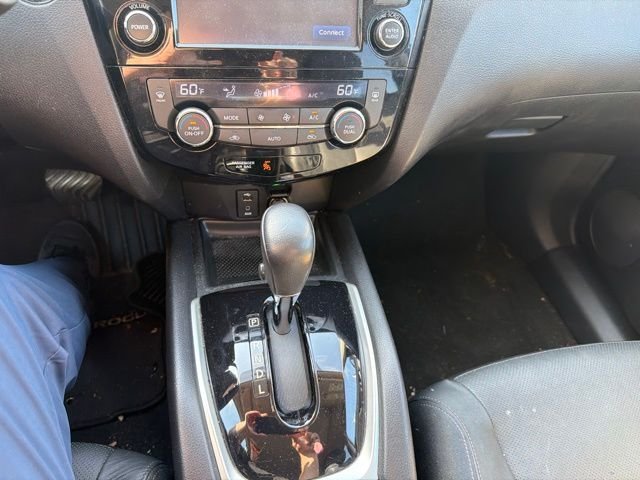 Used 2015 White Nissan SL image 20