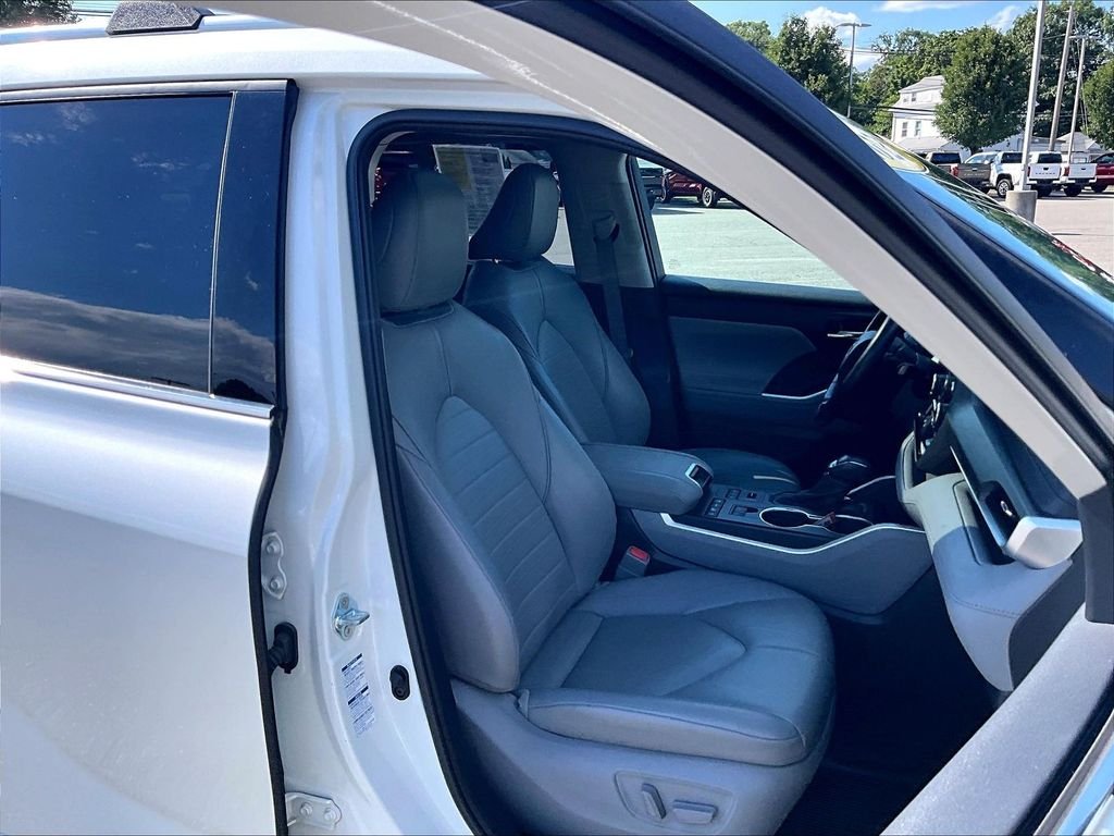 Used 2021 White Toyota XLE image 11