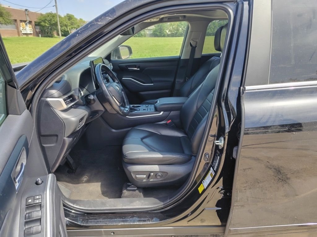 Used 2023 Black Toyota XLE image 5