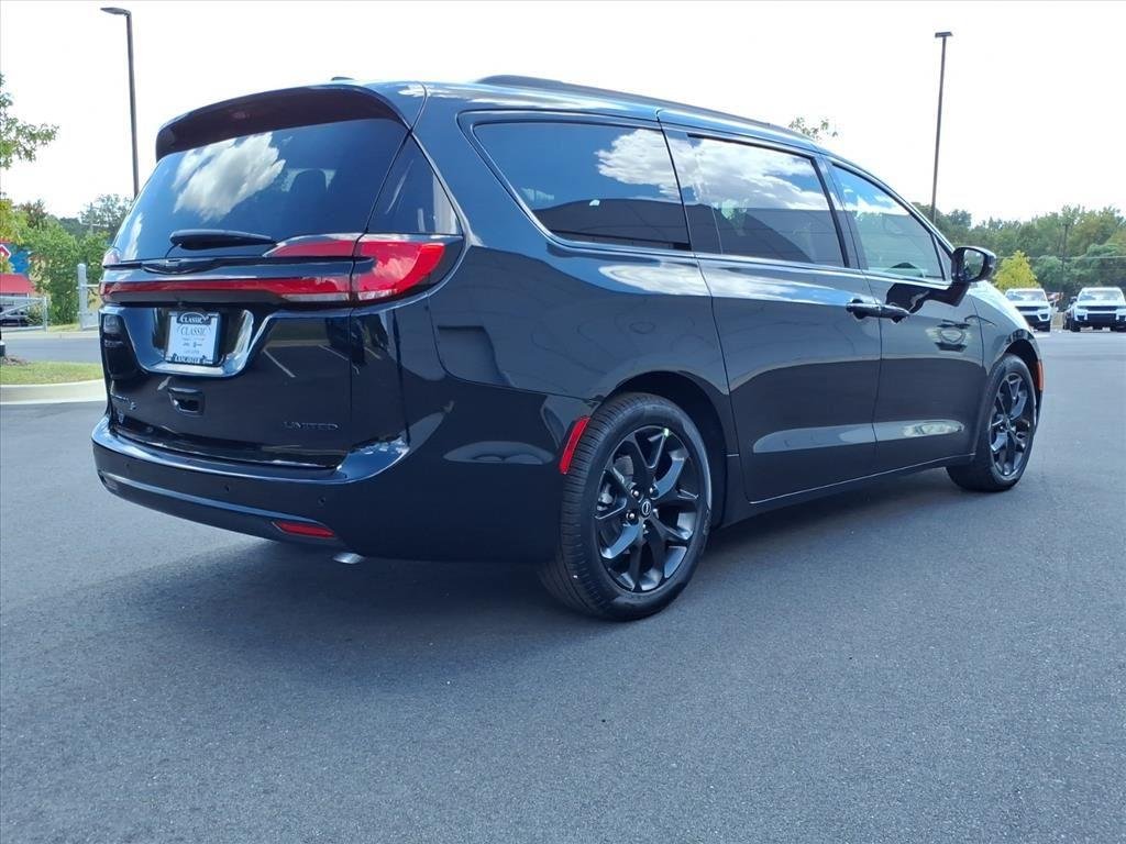 New 2026 Diamond Black Crystal Pearl-Coat Exterior Paint Chrysler Limited image 22