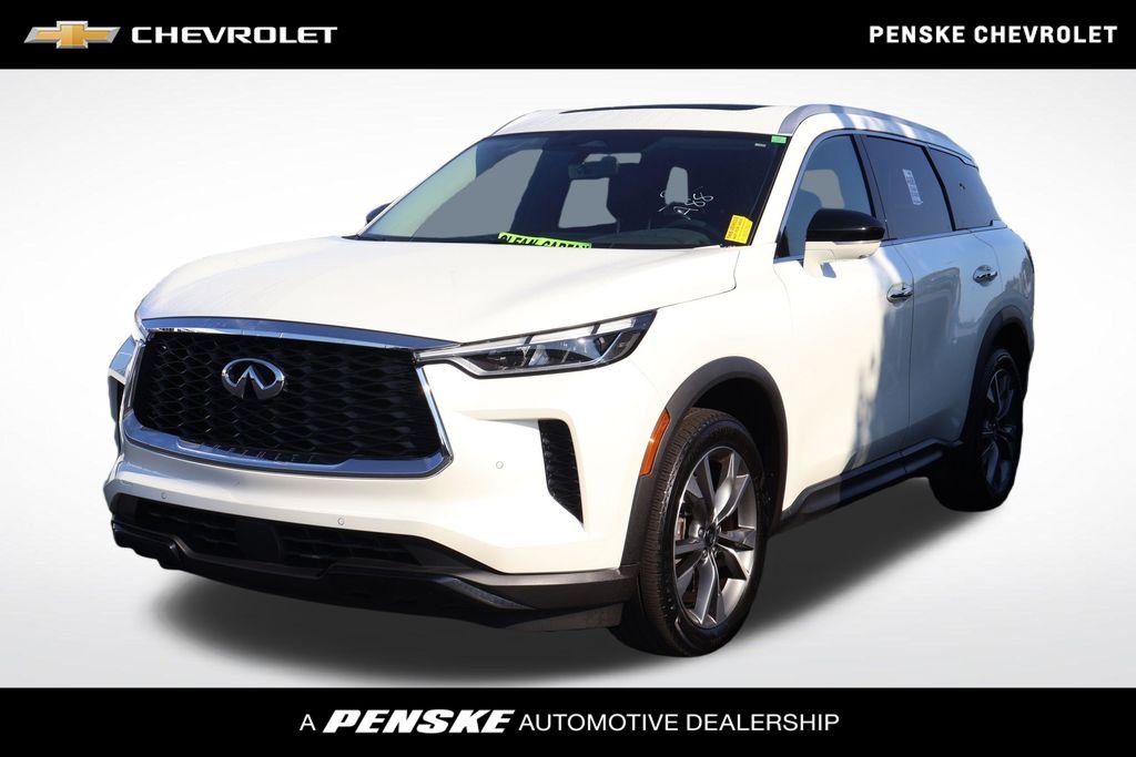 Used 2024 White INFINITI LUXE image 1