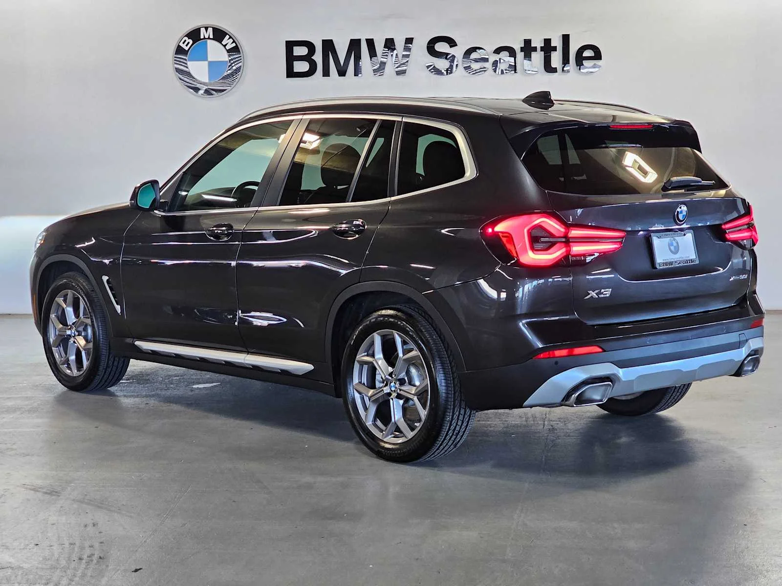Used 2022 Dark Graphite Metallic BMW xDrive30i image 4