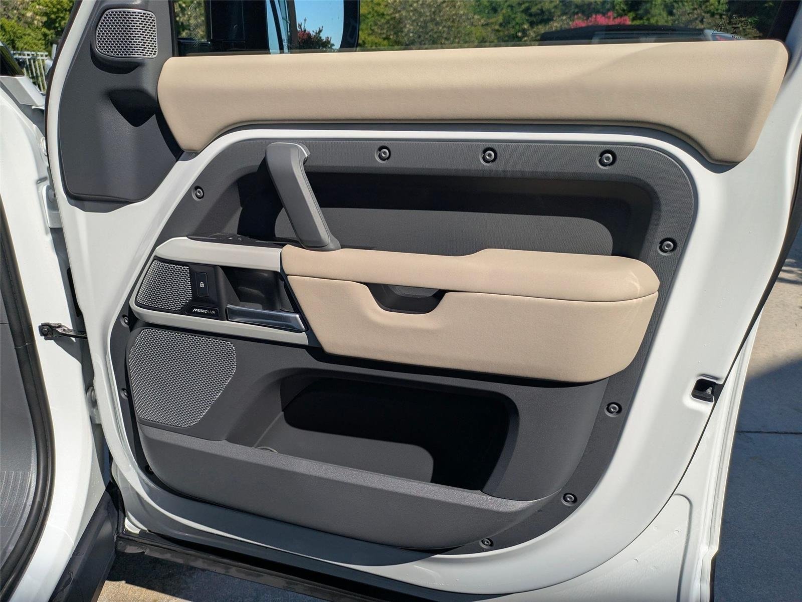 Used 2024 Fuji White Land Rover S image 33