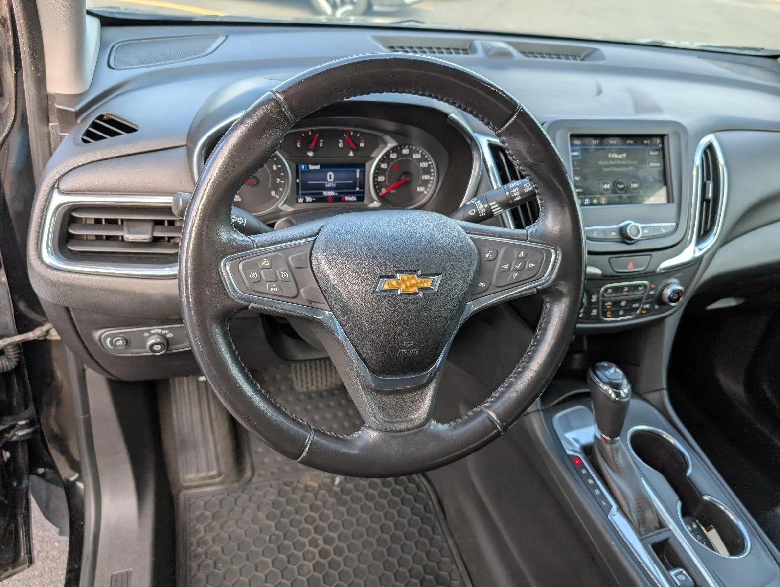 Used 2019 MOSAIC BLACK METALLIC Chevrolet LT image 4