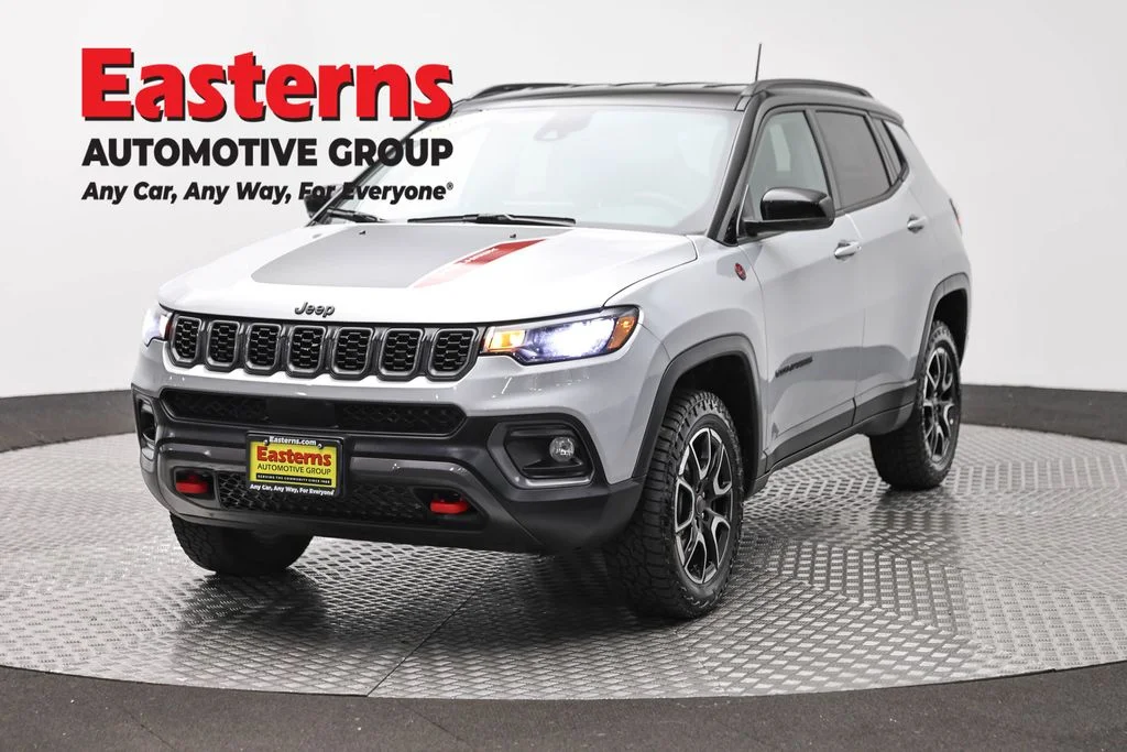 Used 2025 Silver Jeep Trailhawk image 1