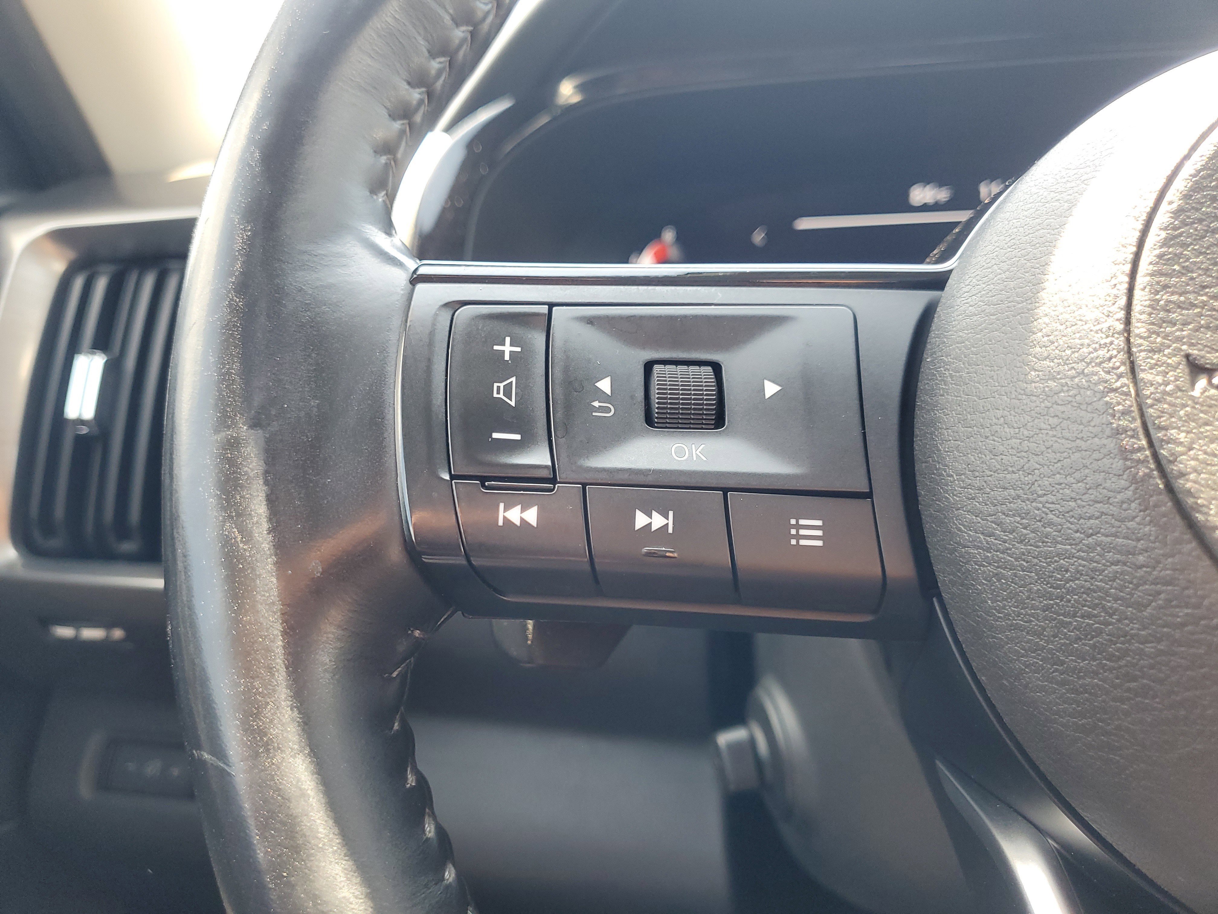 Used 2022 Brilliant Silver Metallic Nissan Platinum image 23