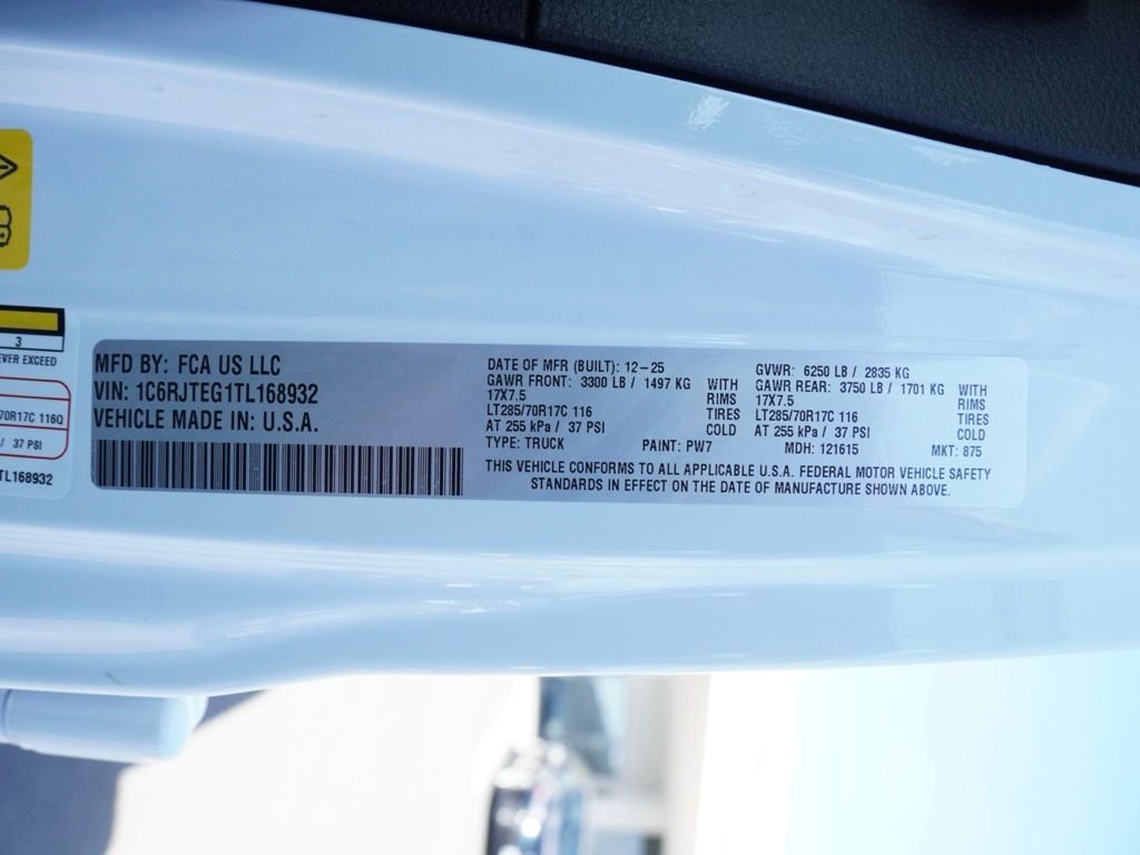 New 2026 Bright White Clear-Coat Exterior Paint Jeep Mojave image 27