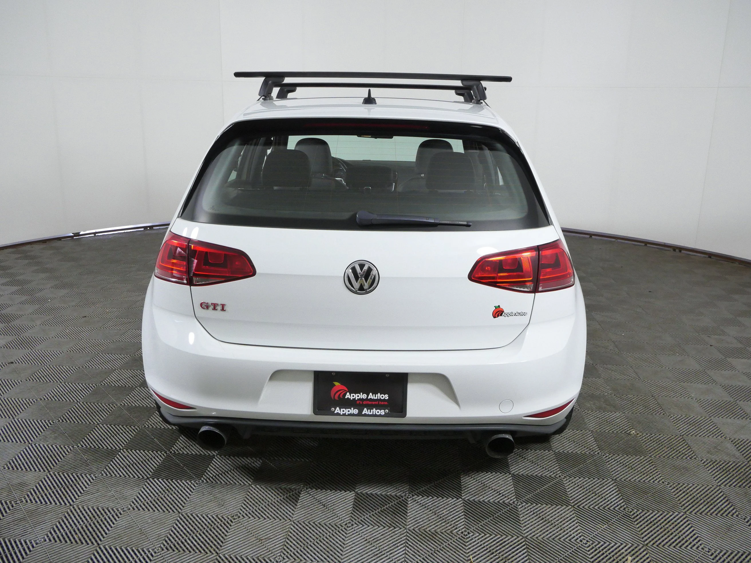 Used 2017 Pure White Volkswagen SE image 8