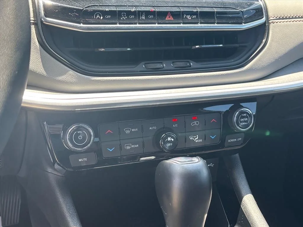Used 2025 White Jeep Limited image 19