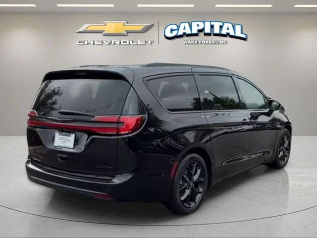 Used 2026 Black Chrysler Limited image 5