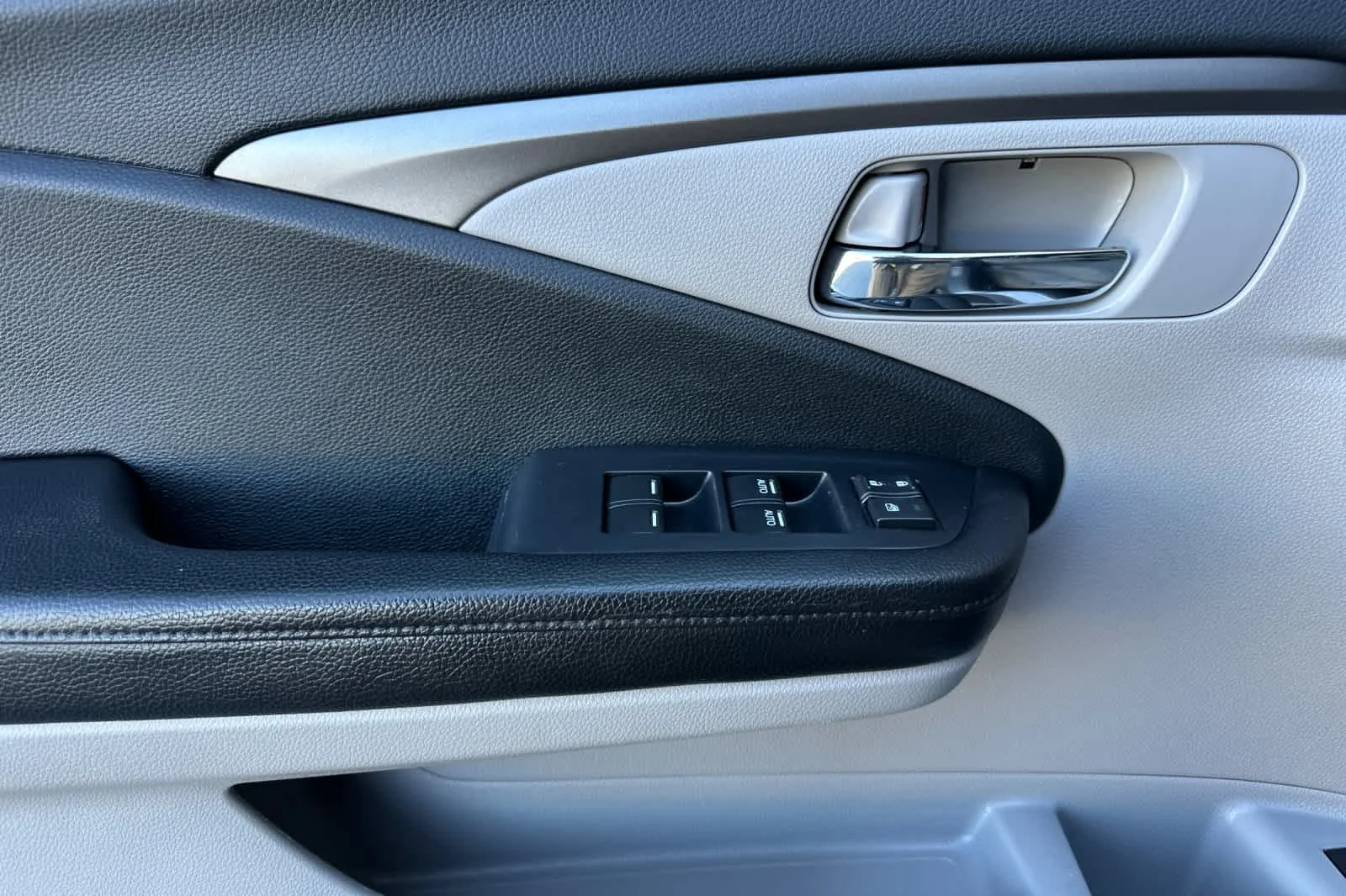 Used 2018  Honda EX image 12