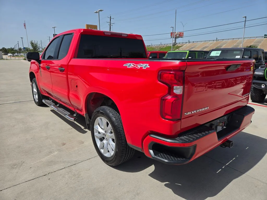 Used 2019 Red Chevrolet Custom image 5
