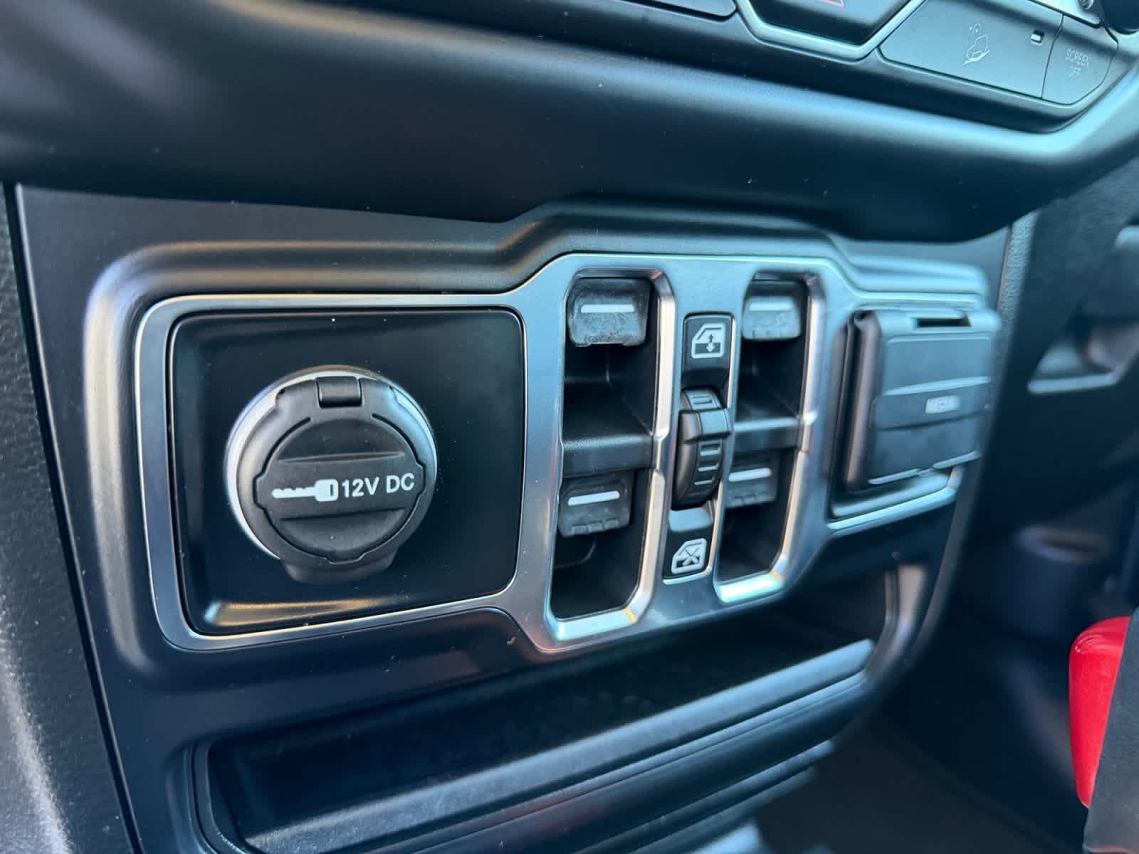 Used 2019 Black Jeep Sahara image 34