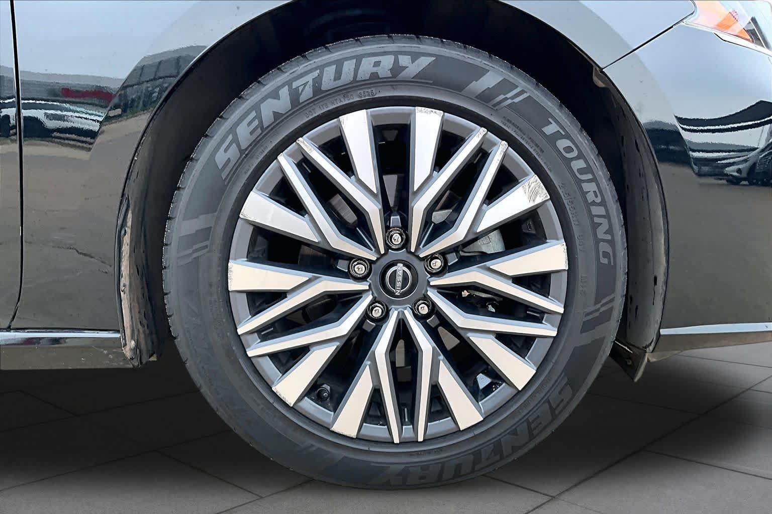 Used 2024 Super Black Nissan 2.5 SV image 10