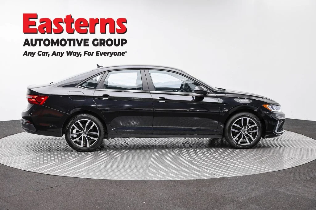 Used 2025 Black Volkswagen 1.5T SE image 4