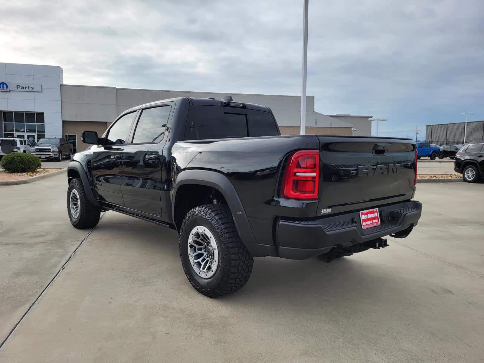 New 2026 Diamond Black Crystal Pearlcoat Ram RHO image 3