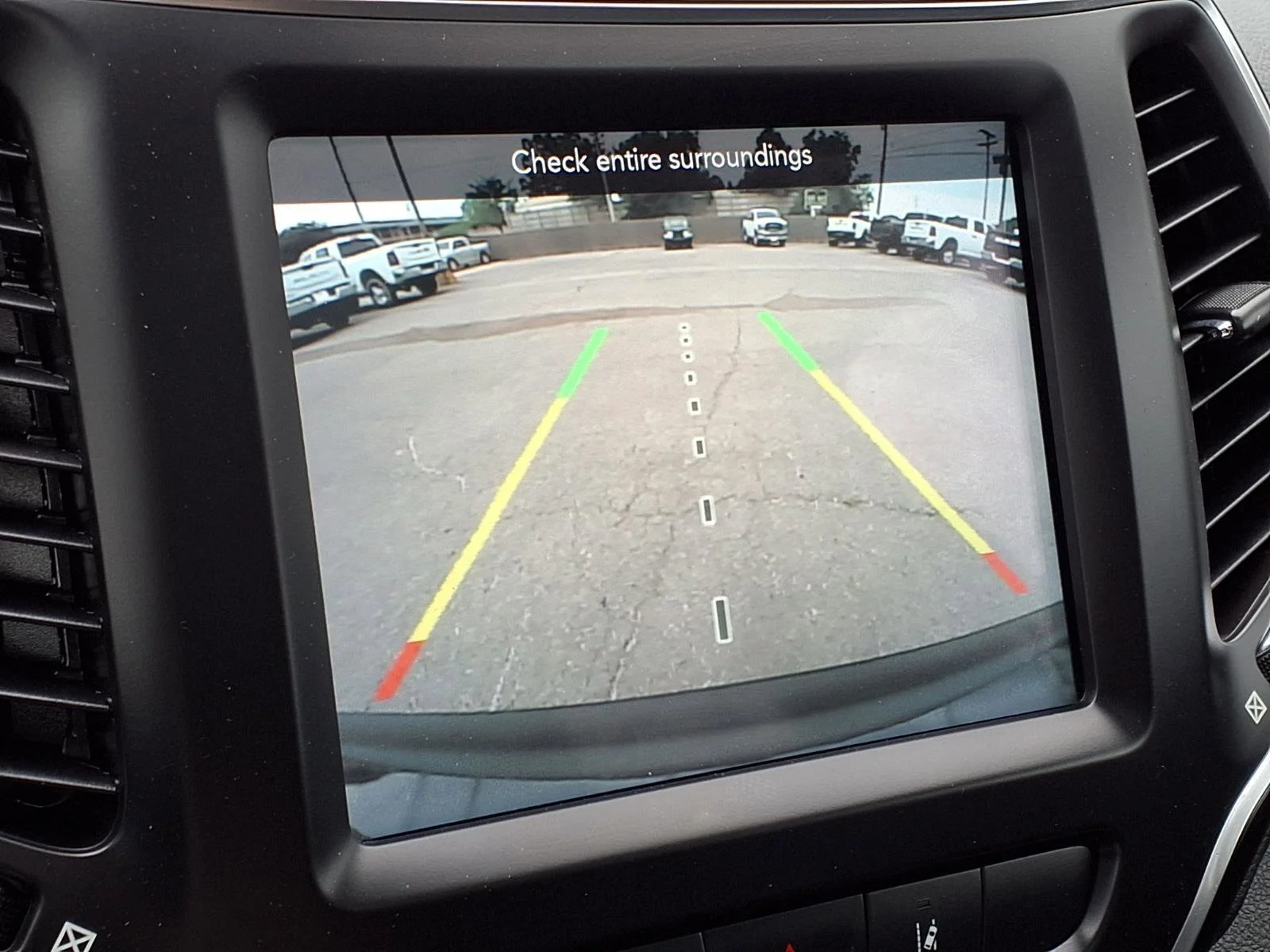 Used 2022 Granite Crystal Metallic Clearcoat Jeep Latitude Lux image 5