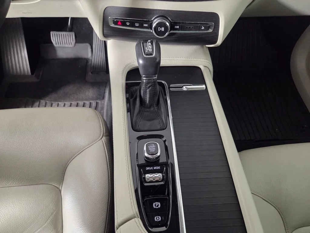 Used 2020 Crystal White Volvo Momentum image 14