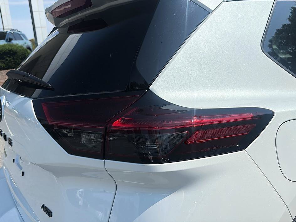 Used 2026 Everest White Pearl Tricoat Nissan Dark Armor image 29