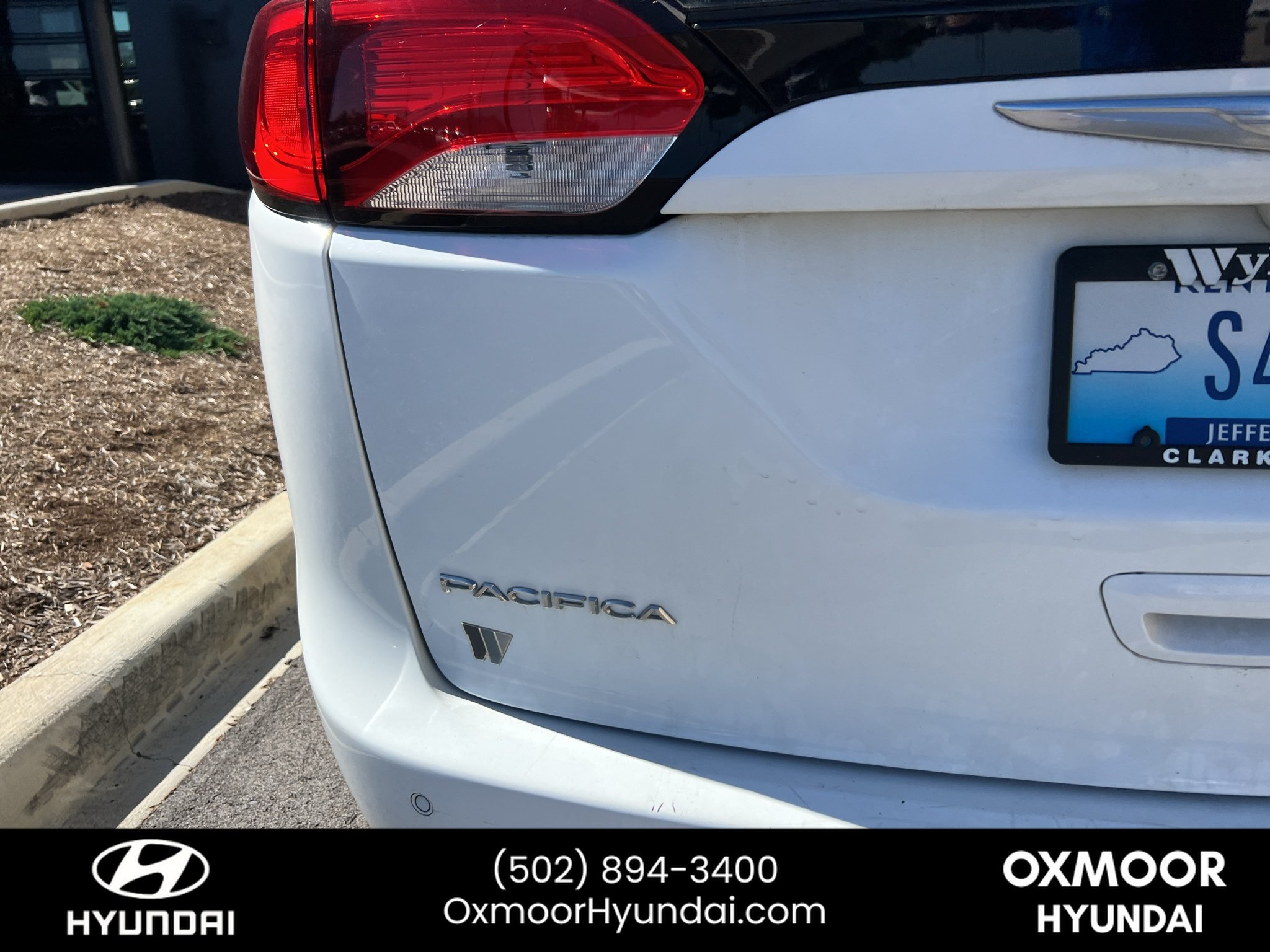 Used 2017 Bright White Clearcoat Chrysler Limited image 15