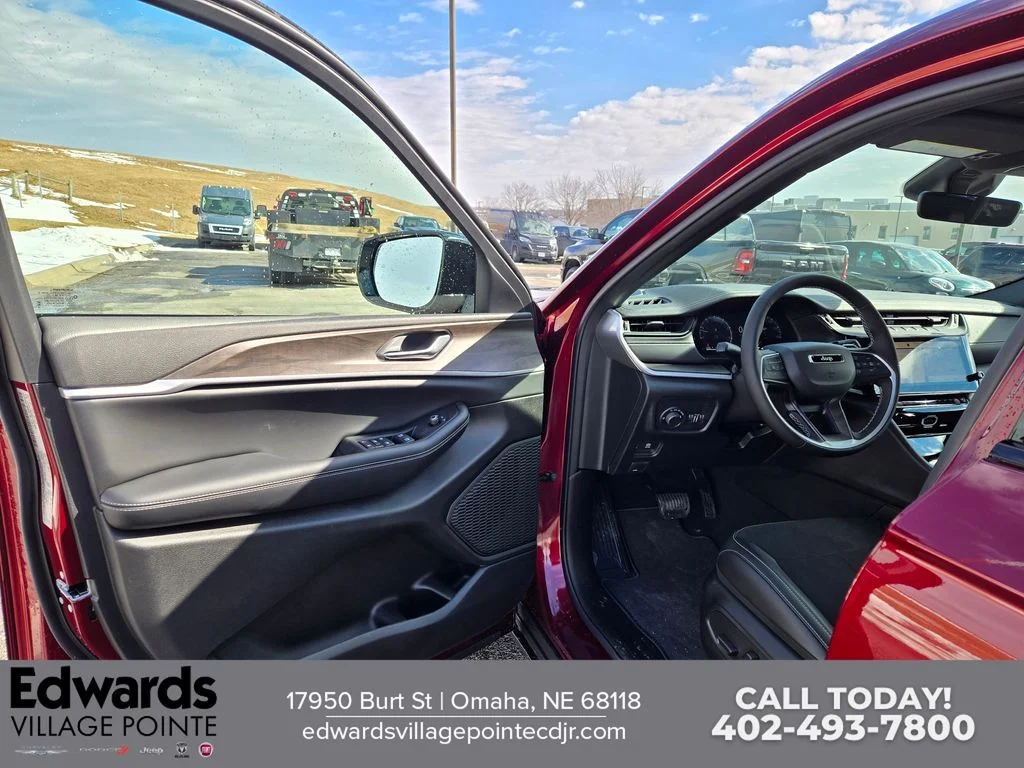 New 2026 Velvet Red Pearl-Coat Exterior Paint Jeep Laredo Altitude image 9