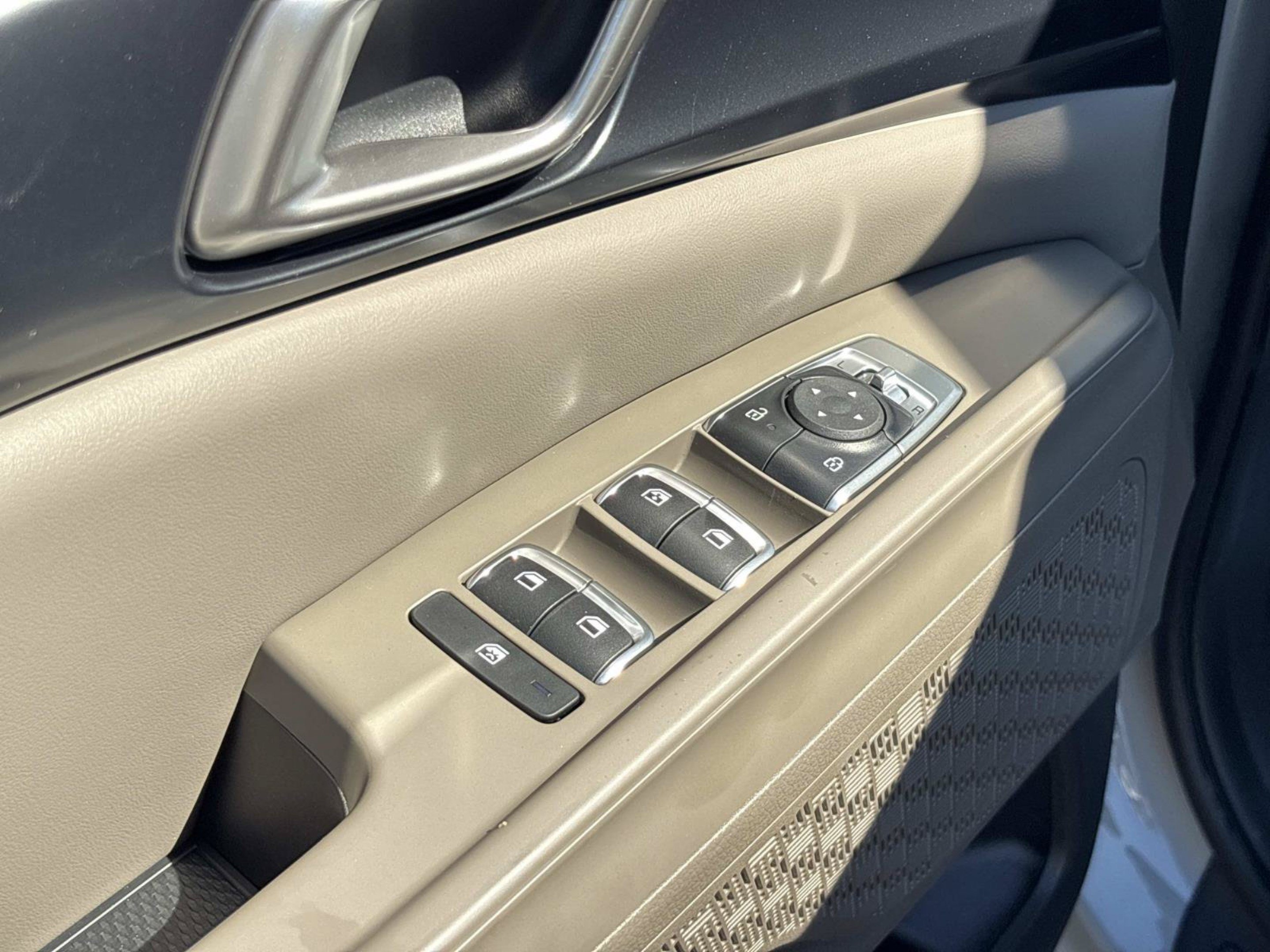 New 2027 Ceramic Silver Kia LXS image 17