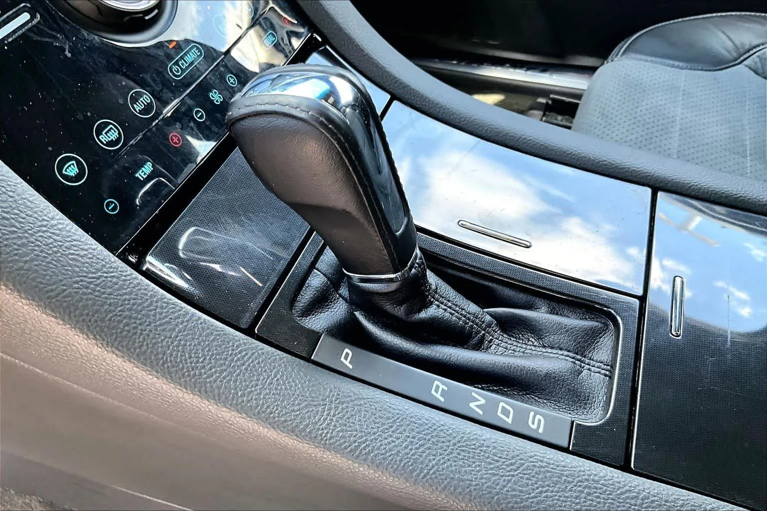 Used 2018 White Platinum Metallic Tri-Coat Ford SHO image 17