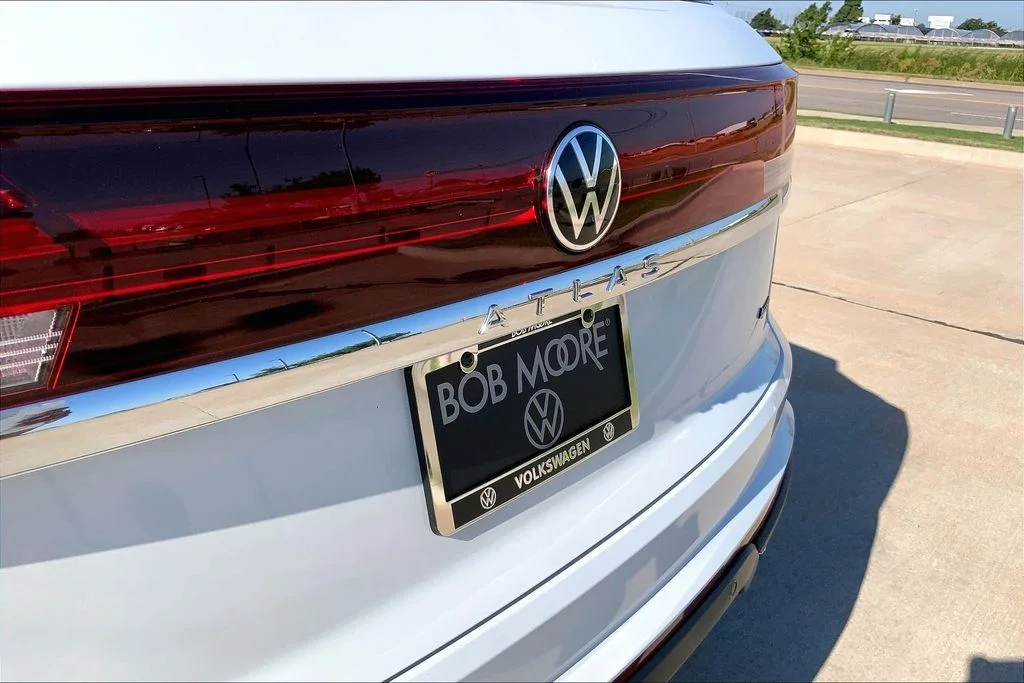 New 2026 Opal White Pearl Volkswagen SE w/Technology image 9