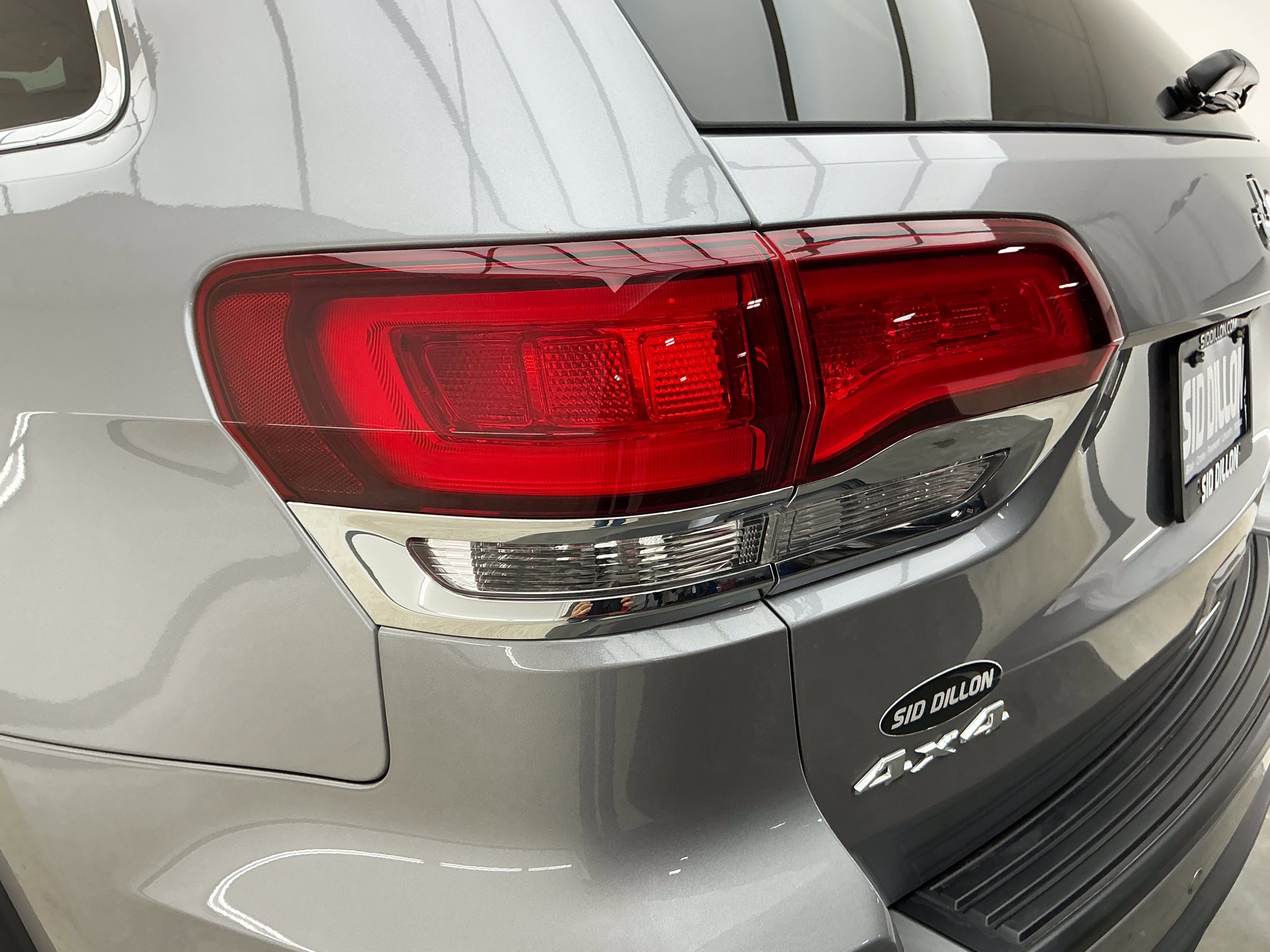 Used 2021 Billet Silver Metallic Clearcoat Jeep Laredo E image 20