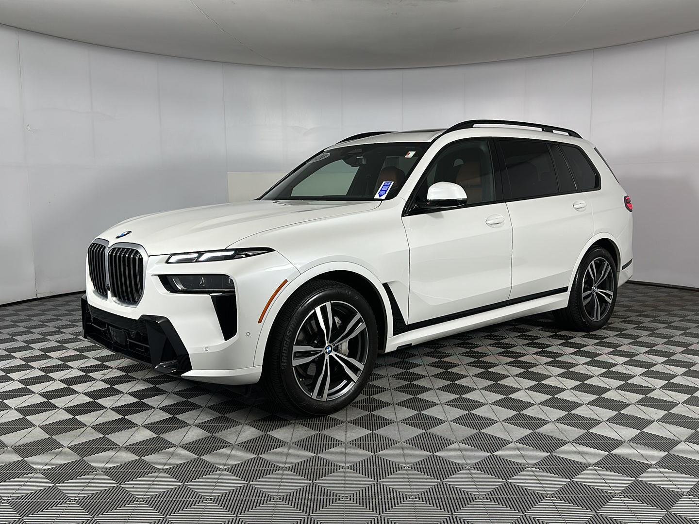 Used 2024 Mineral White Metallic BMW xDrive40i image 3