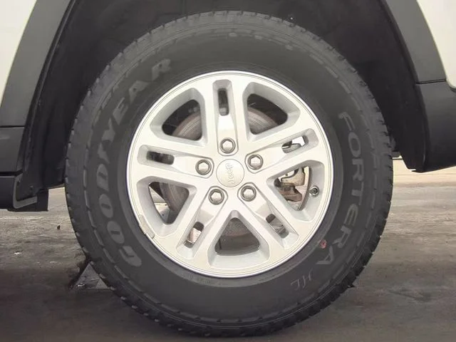 Used 2023 Silver Jeep Laredo image 10