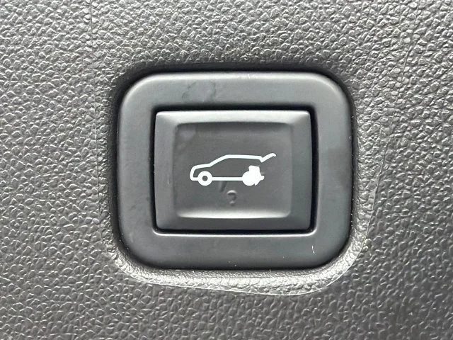 Used 2023 IRIDESCENT PEARL TRICOAT Chevrolet Premier image 19
