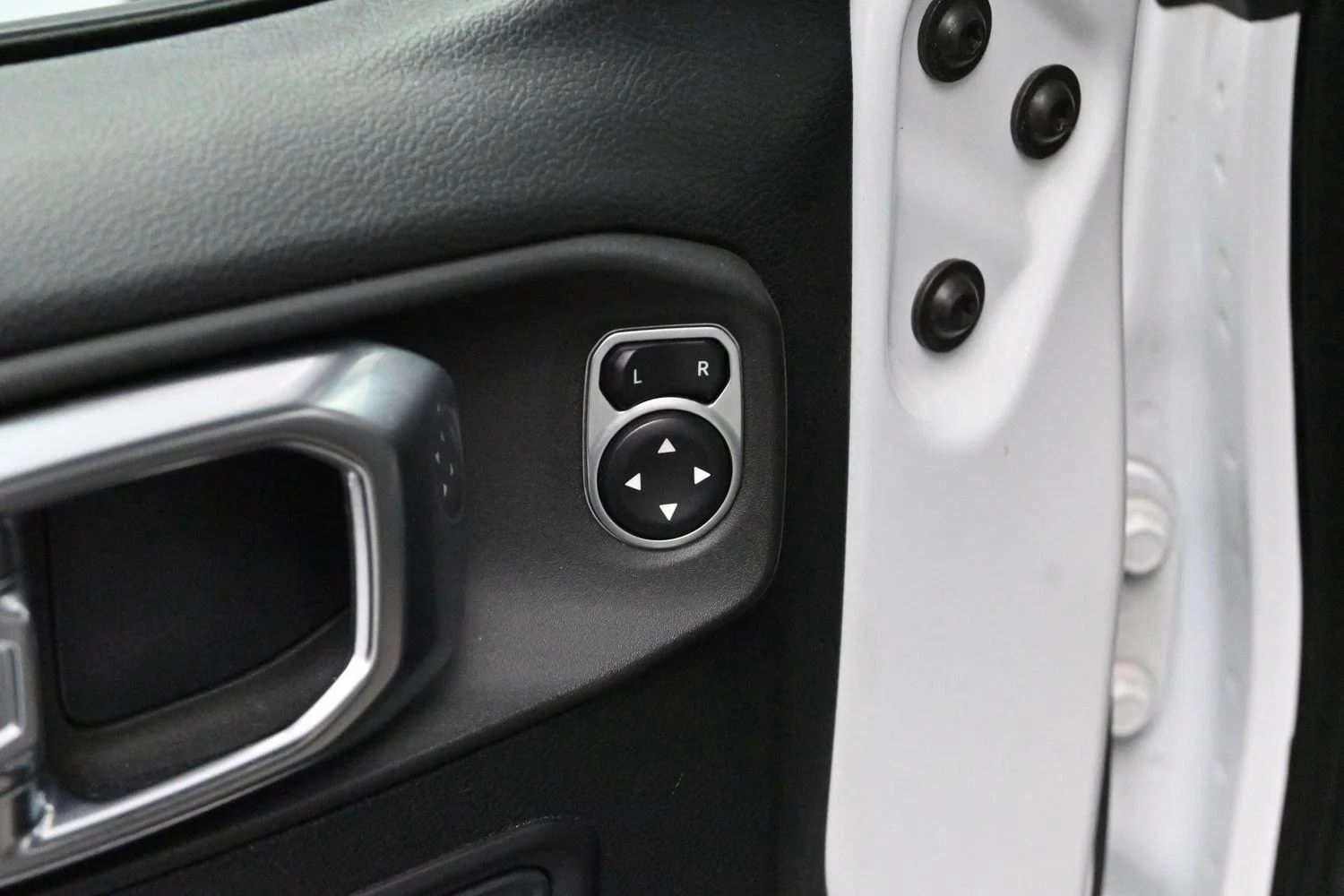 Used 2020 Bright White Clearcoat Jeep Sport S image 10