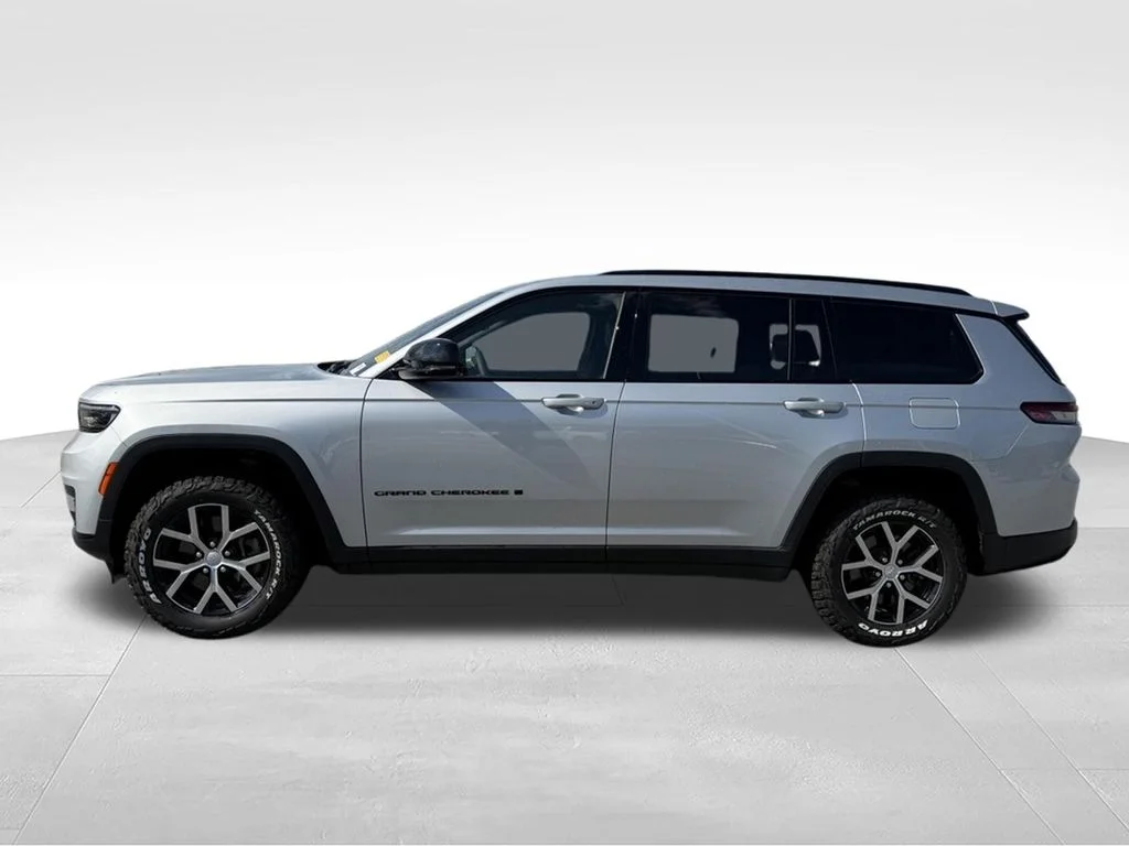 Used 2023 Silver Jeep Altitude image 2
