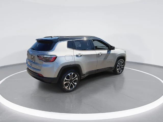 Used 2024  Jeep Limited image 8