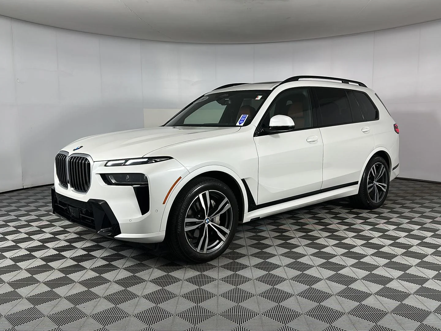 Used 2024 Mineral White Metallic BMW xDrive40i image 3