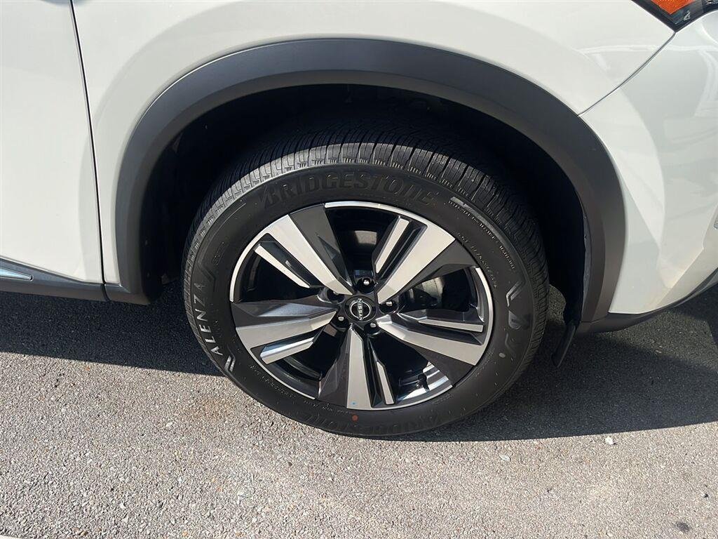 Used 2021 Pearl White Tricoat/Super Black Nissan SL image 11