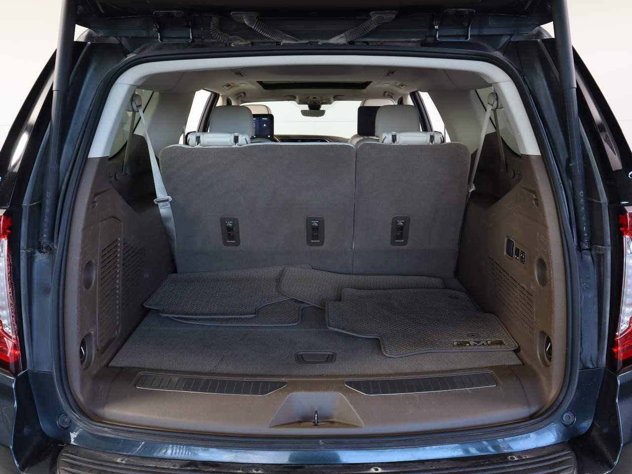 Used 2021 Hunter Metallic GMC Denali image 18