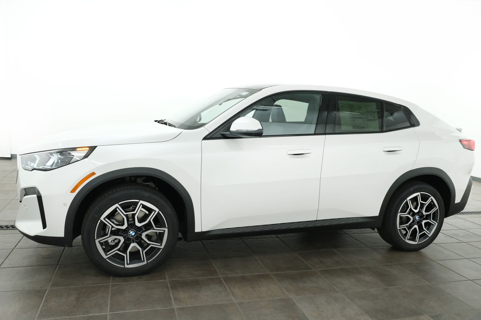New 2026 Mineral White Metallic BMW xDrive28i image 2