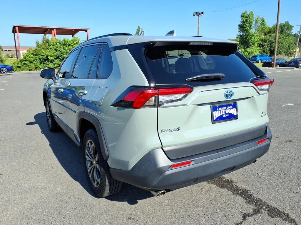 Used 2022 Lunar Toyota XLE Premium image 5
