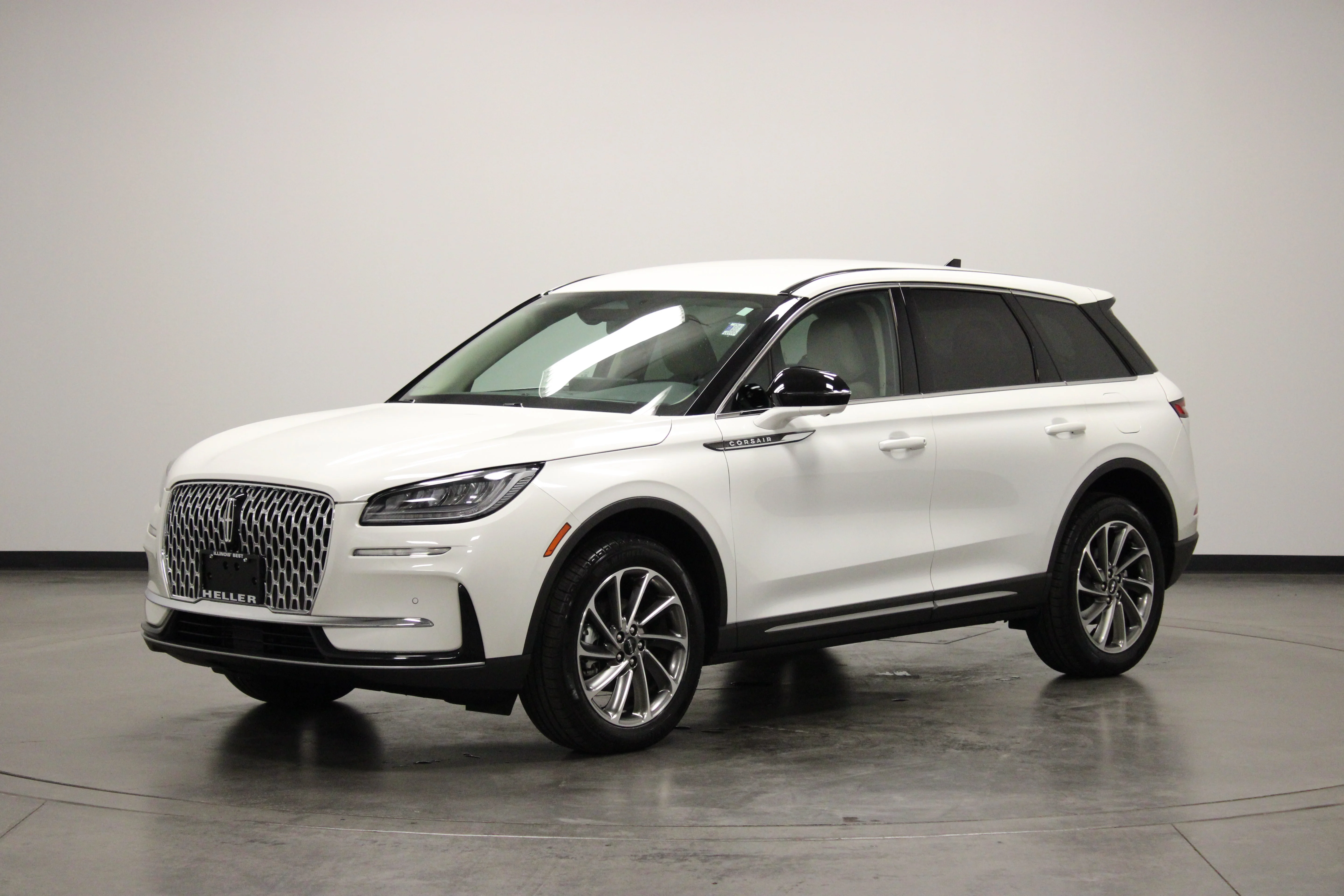 Used 2025 White Metallic Lincoln Premiere image 4