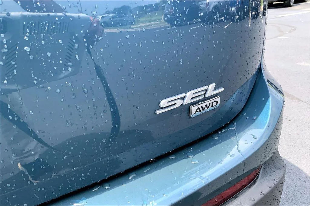Used 2016 Blue Ford SEL image 4