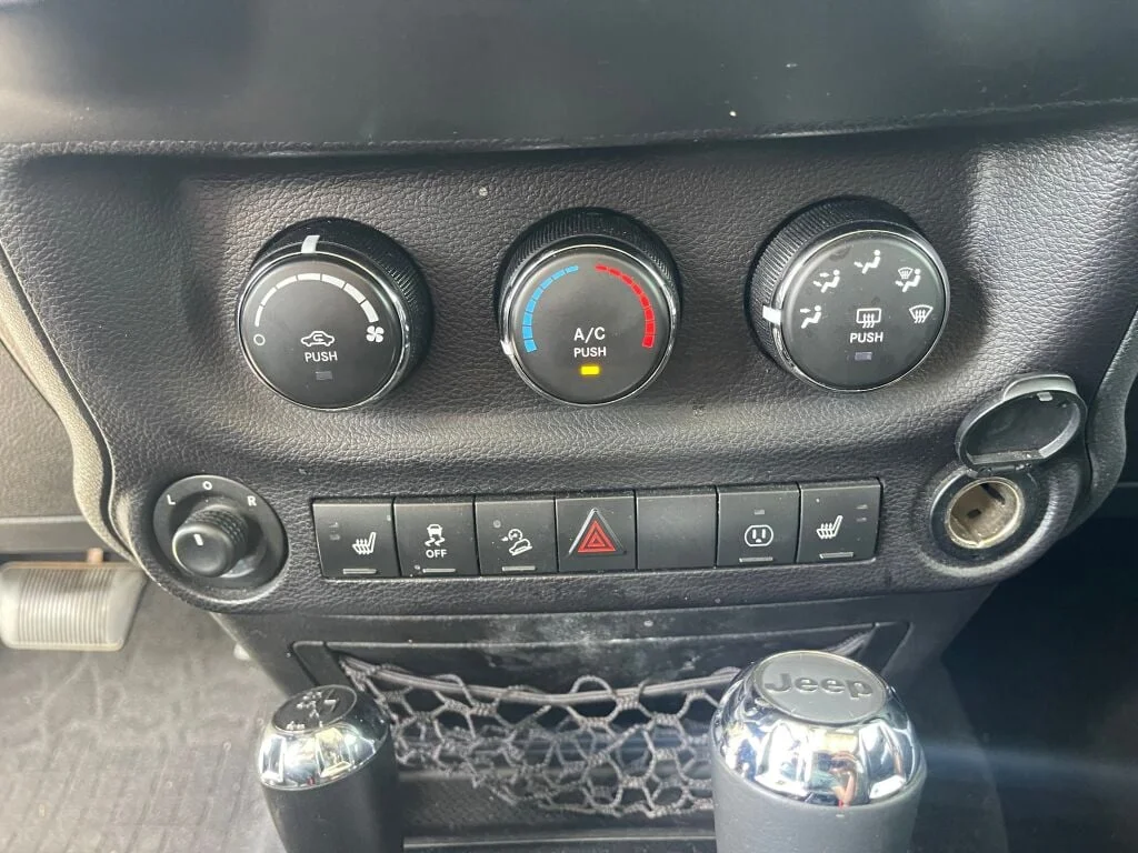 Certified Used 2018 Bright White Jeep Rubicon image 11