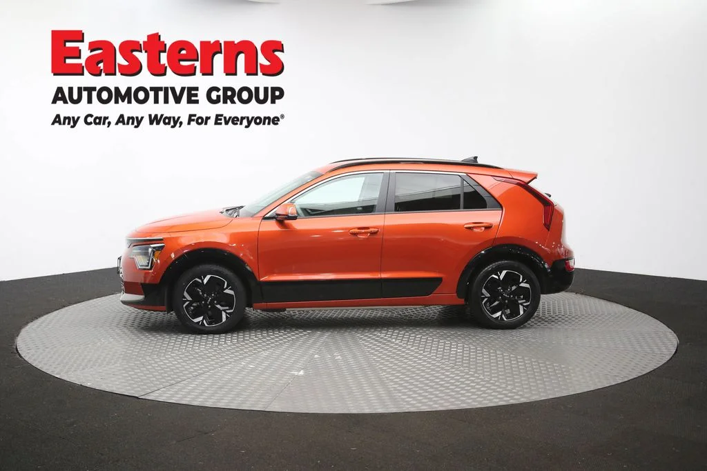 Used 2023 Red Kia Wind image 58