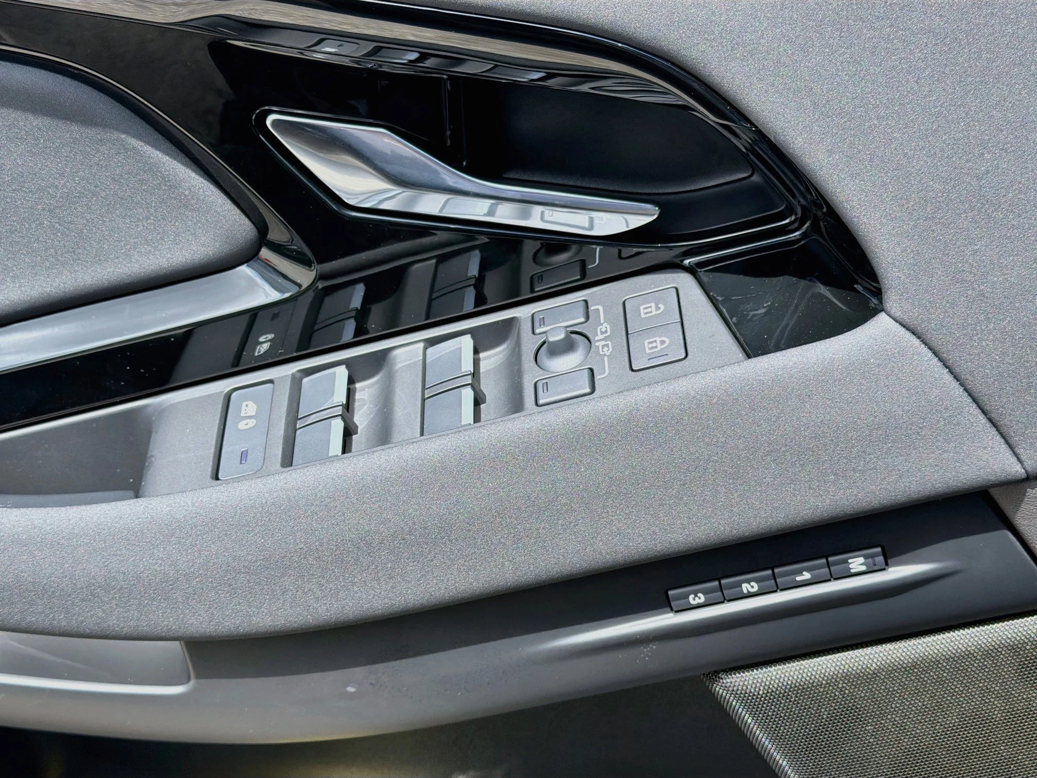 New 2026 Santorini Black Metallic Land Rover Core S image 22