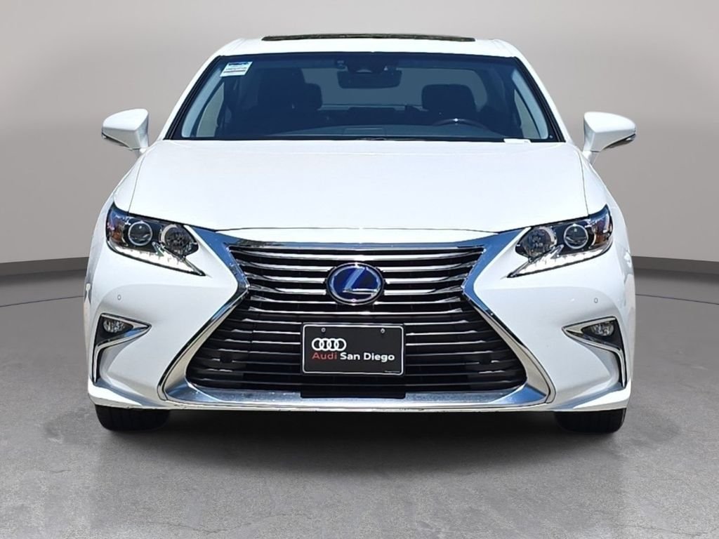 Used 2016 White Lexus 300h image 3